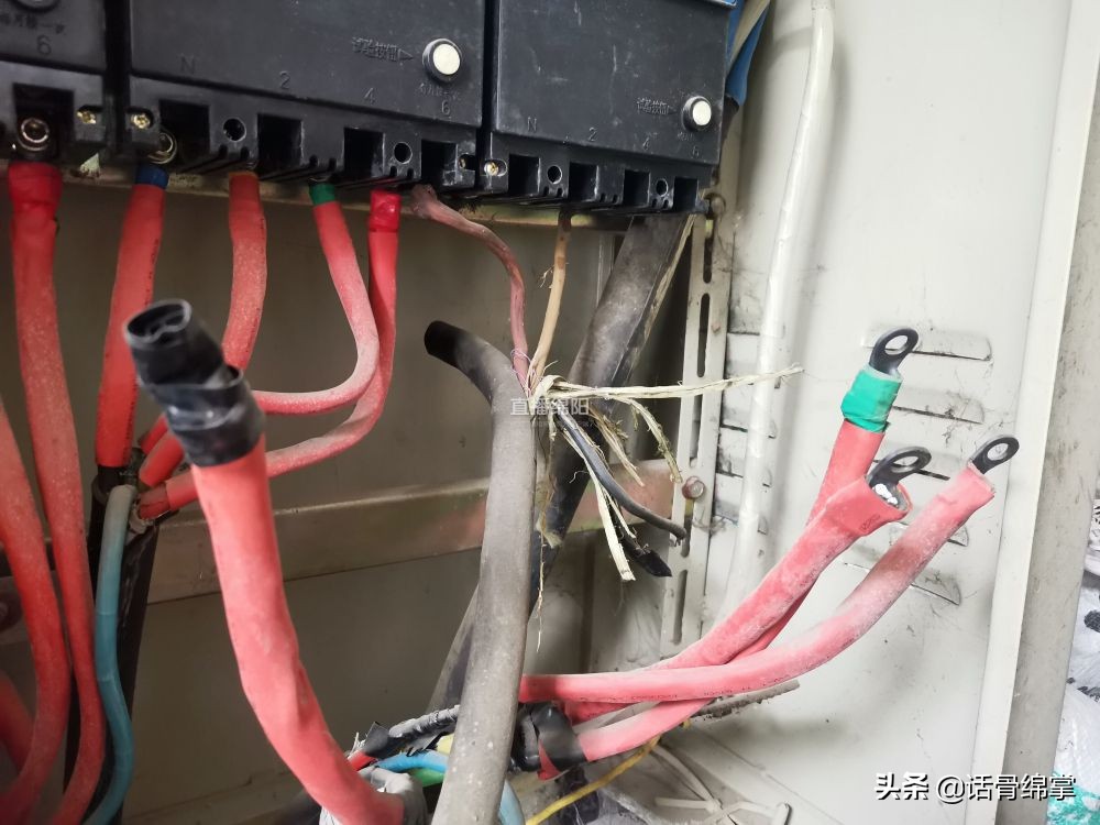 雅苑不“雅”：主电缆裸露地面 安全隐患大