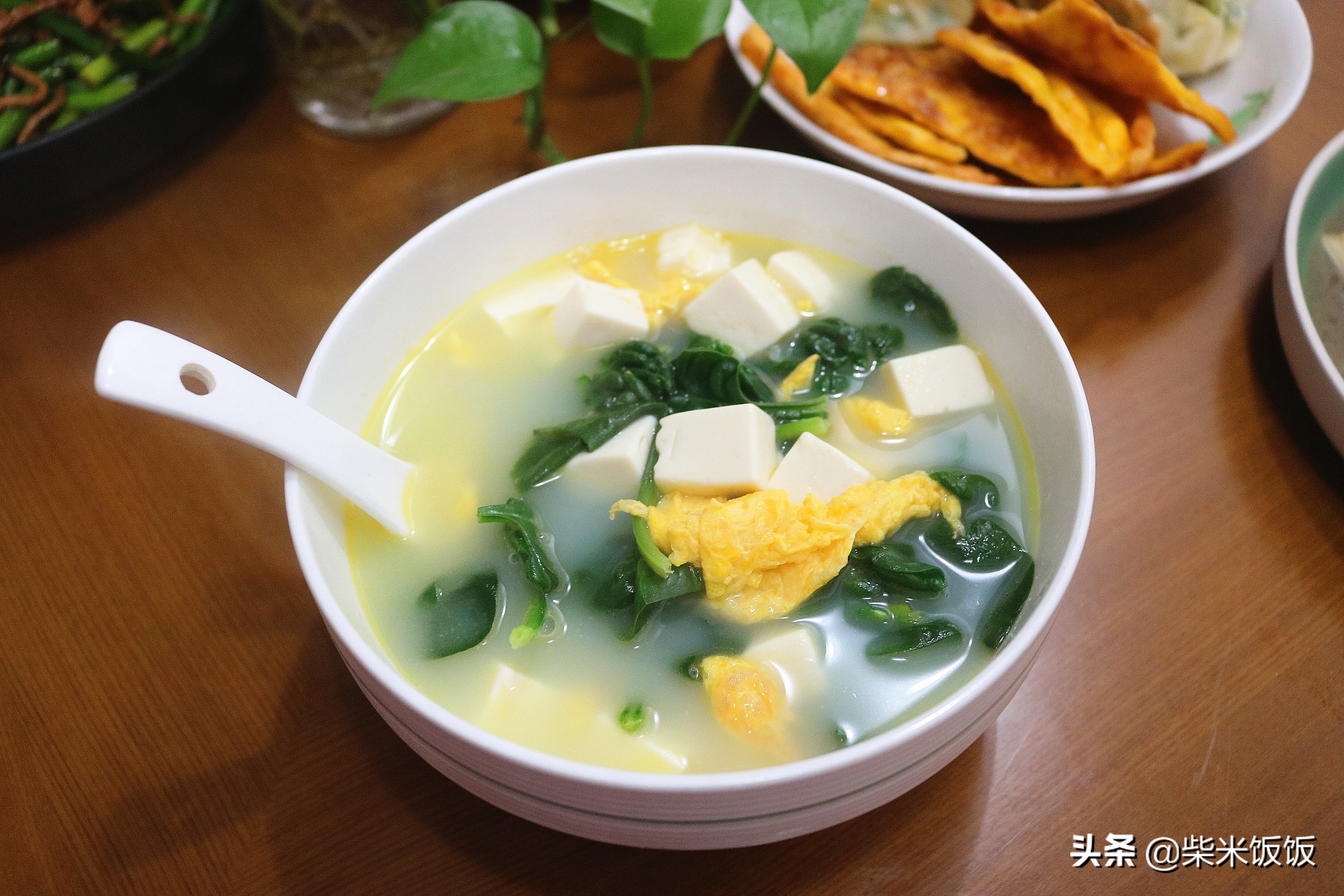 菠菜豆腐汤，加这食材一起炖，汤白味鲜，只放盐就很好喝