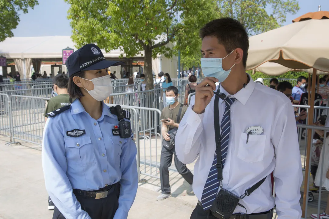 世界杯警察特殊事迹(竞技场上为国争光 穿上警服续写荣光)