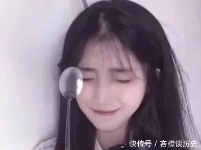睡觉头发正确摆放图片（女生睡觉时头发摆放方法）