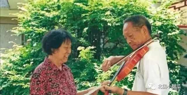 夫人坐轮椅泪别袁隆平:那个宠了她一辈子的人,永远地走了!