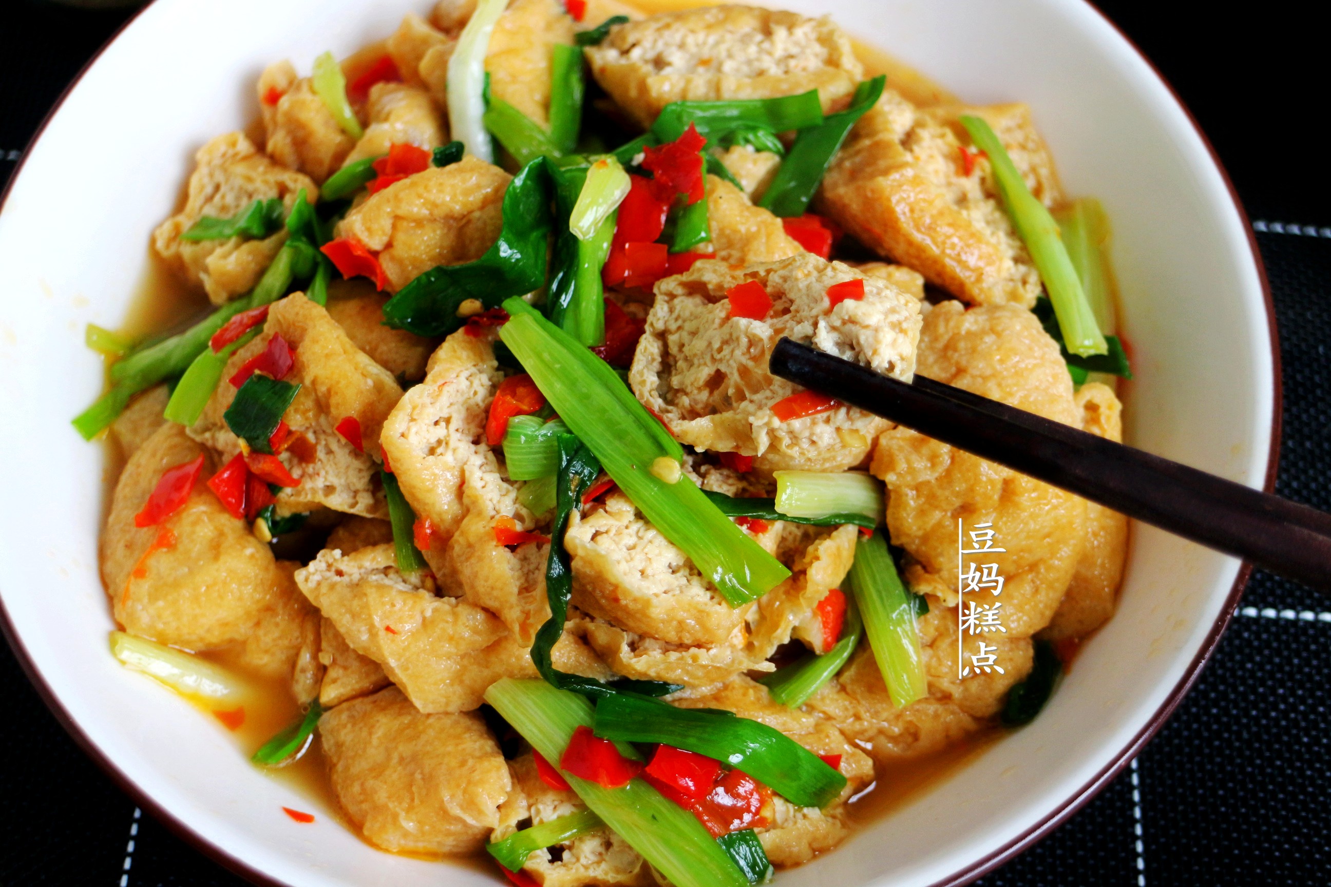 油豆腐泡怎么炒才好吃？这样做，5分钟上桌，简单又下饭
