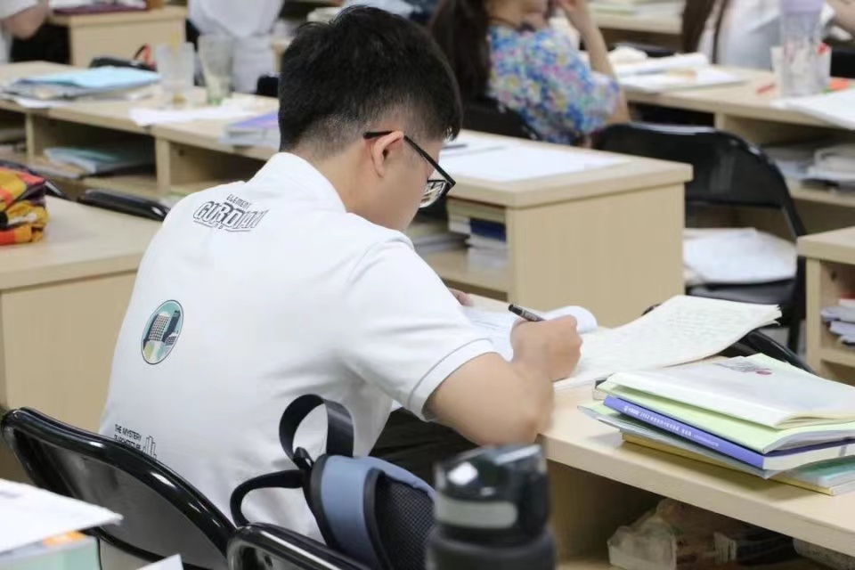 会计专业的学生，毕业后是先考研还是先工作，听听过来人的意见