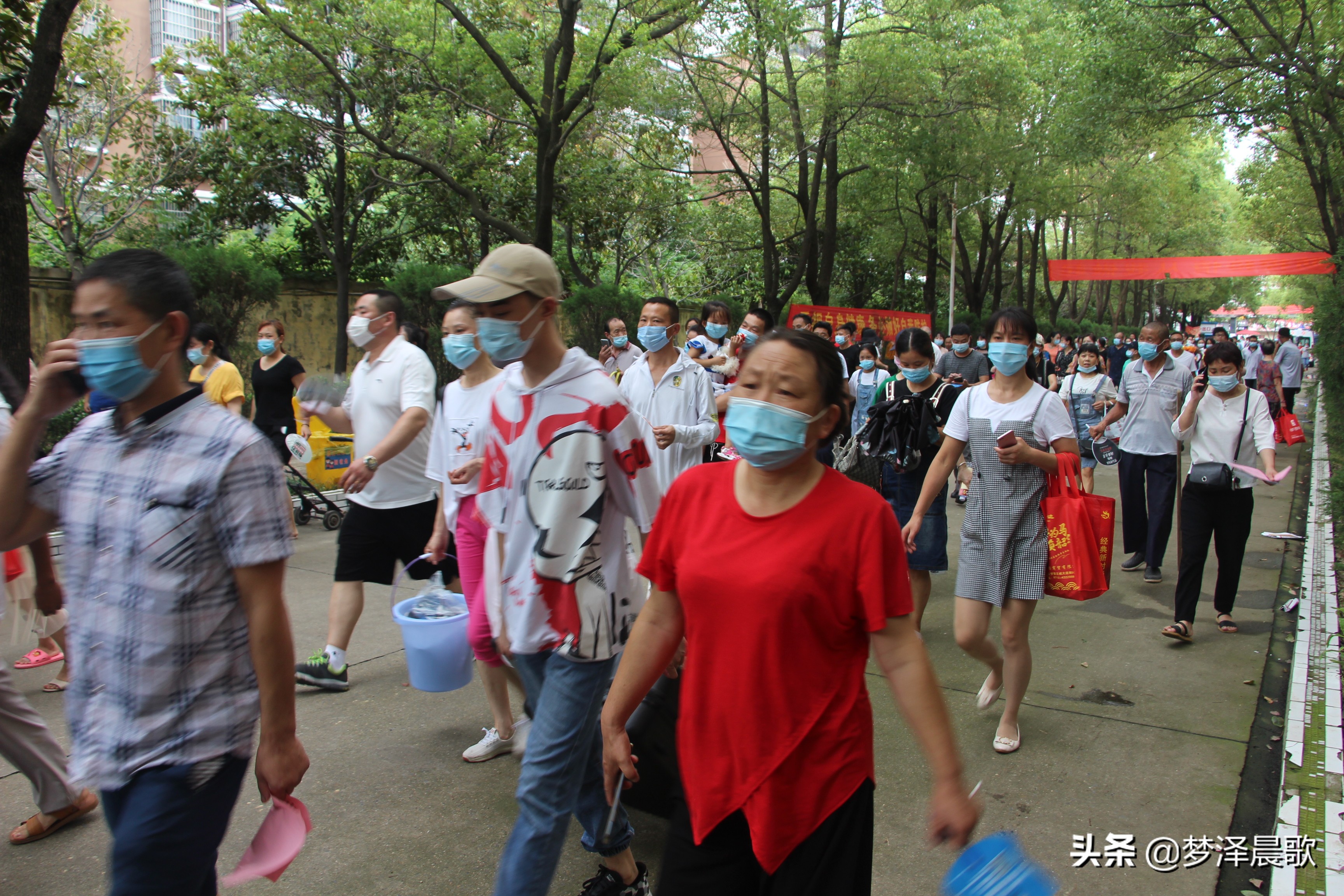 高考结束考生有序离开校园