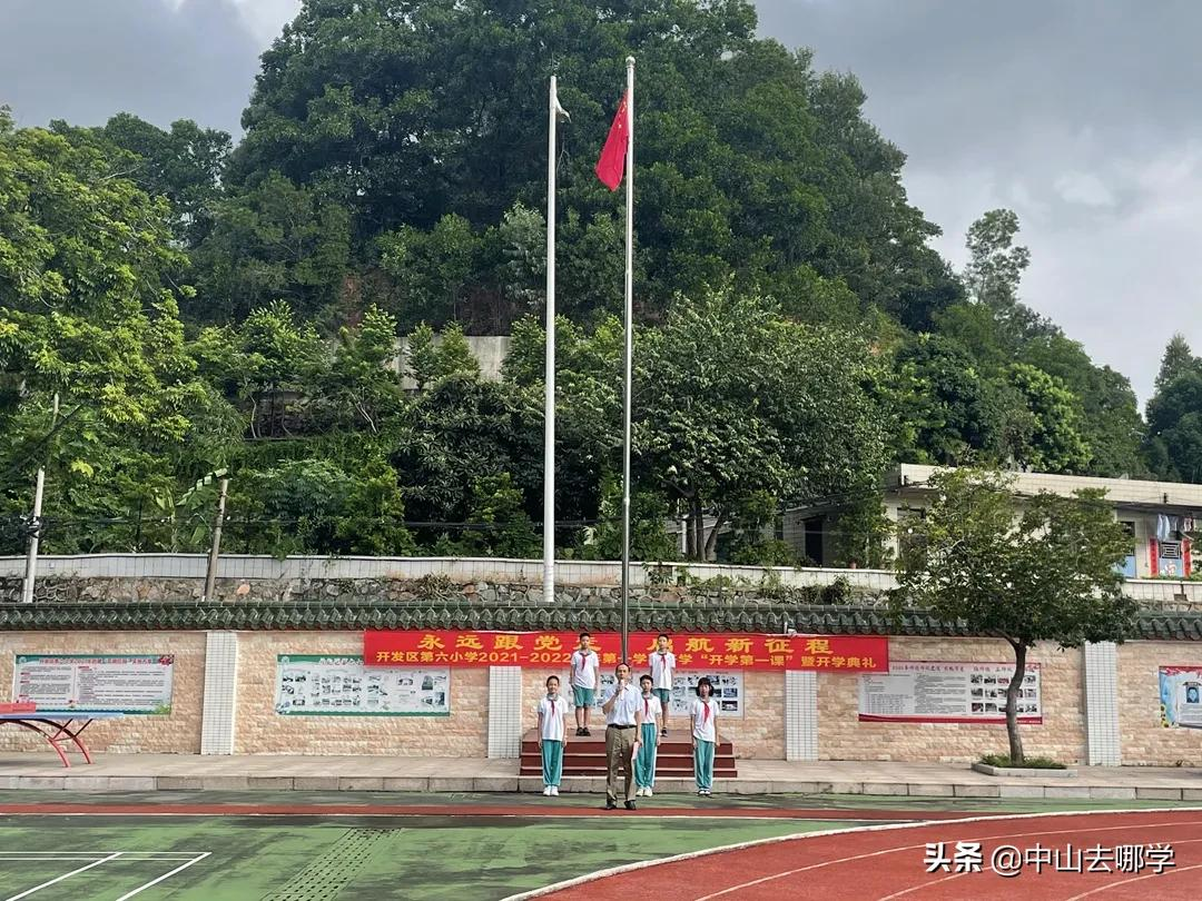 开学啦！现场多图预警：妈趴窗，爹爬墙，脸贴地！场面过于欢乐