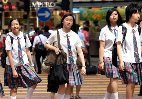 福州一小学300元劣质校服，一天就穿坏，学校是被家委会“支配”