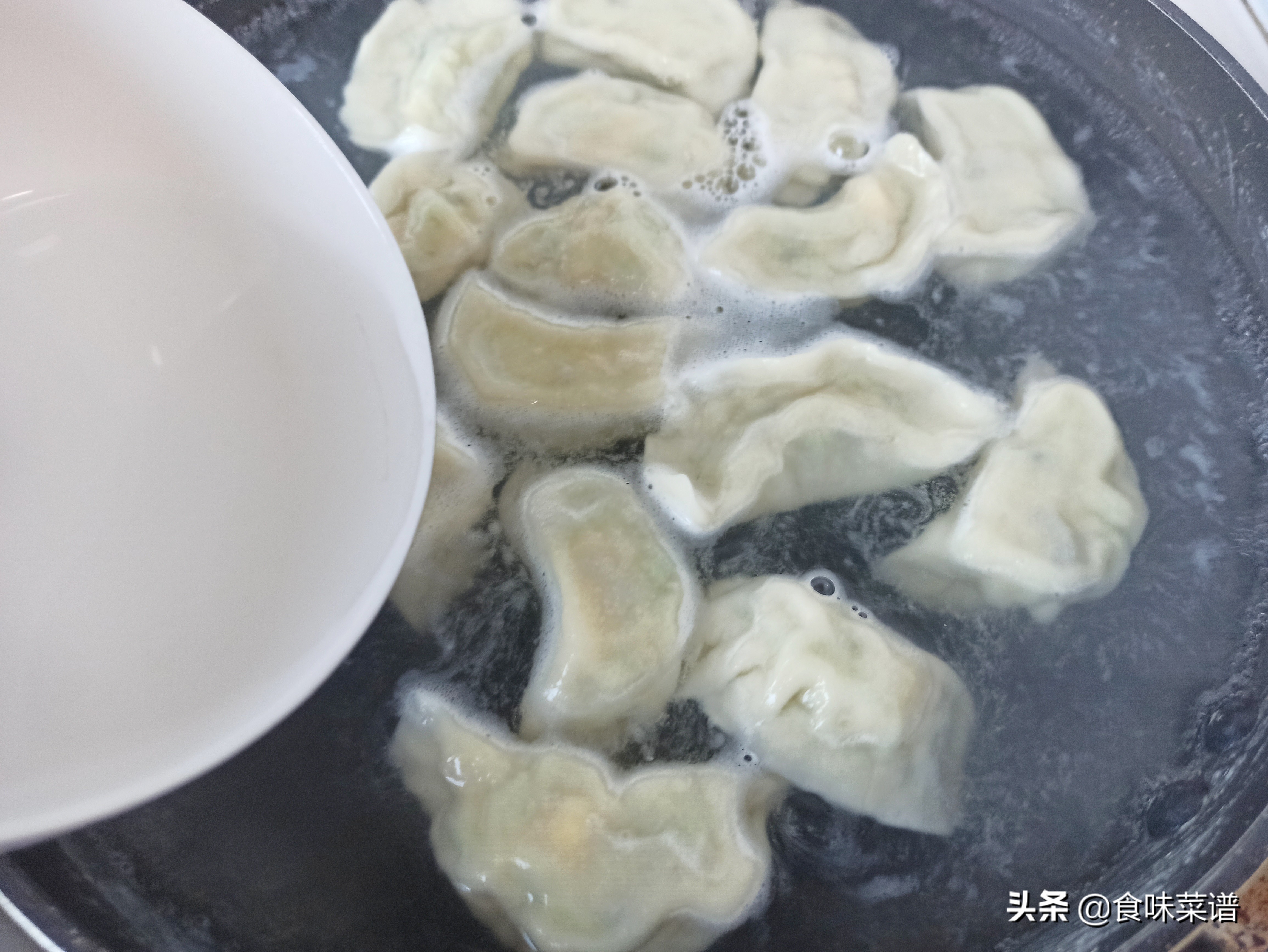 饺子应怎样和面？用凉水还是热水？很多人不懂，难怪饺子一煮就破