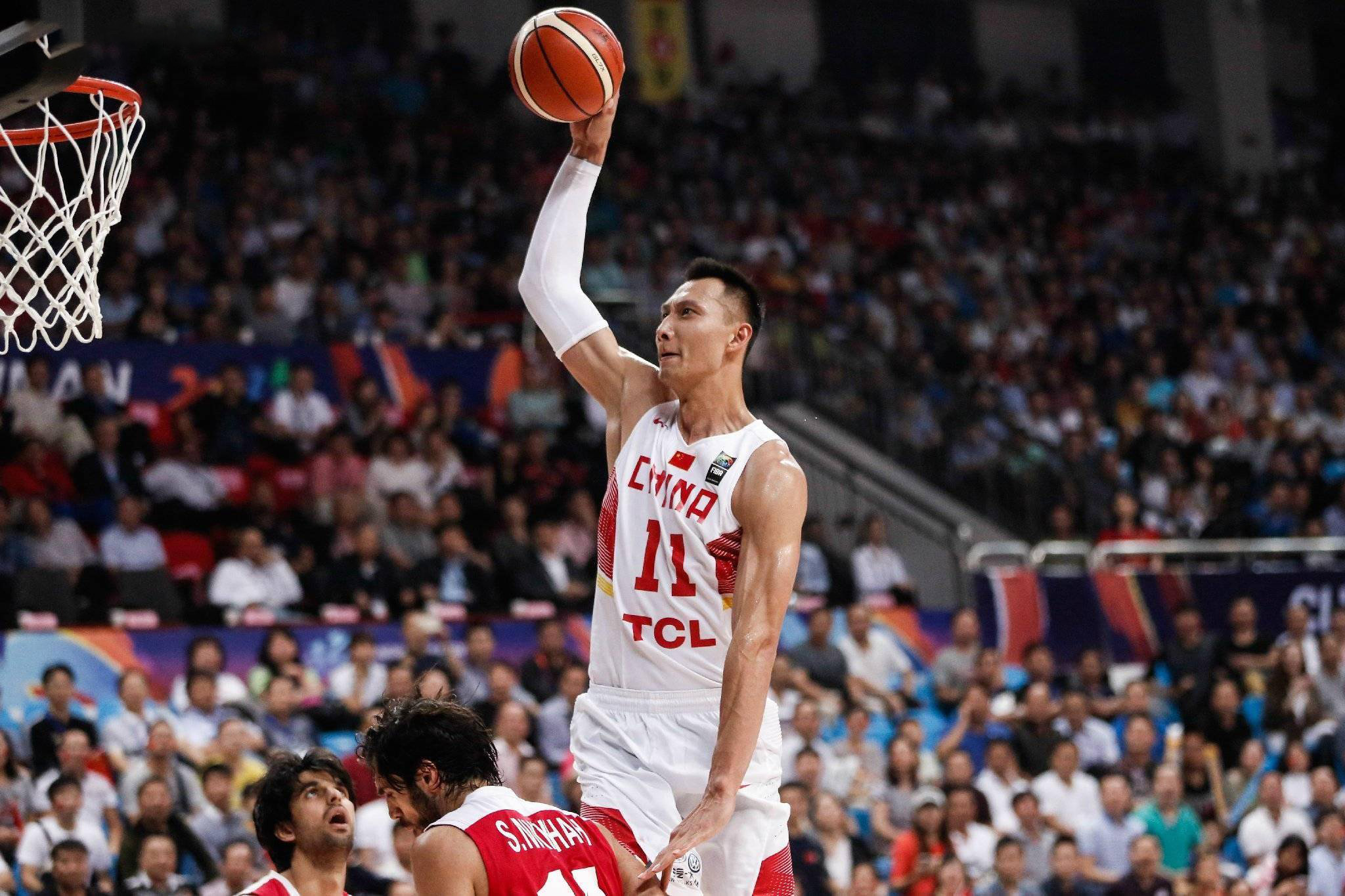 从青涩男孩到广东男篮的顶梁柱，易建联当之无愧的CBA第一人