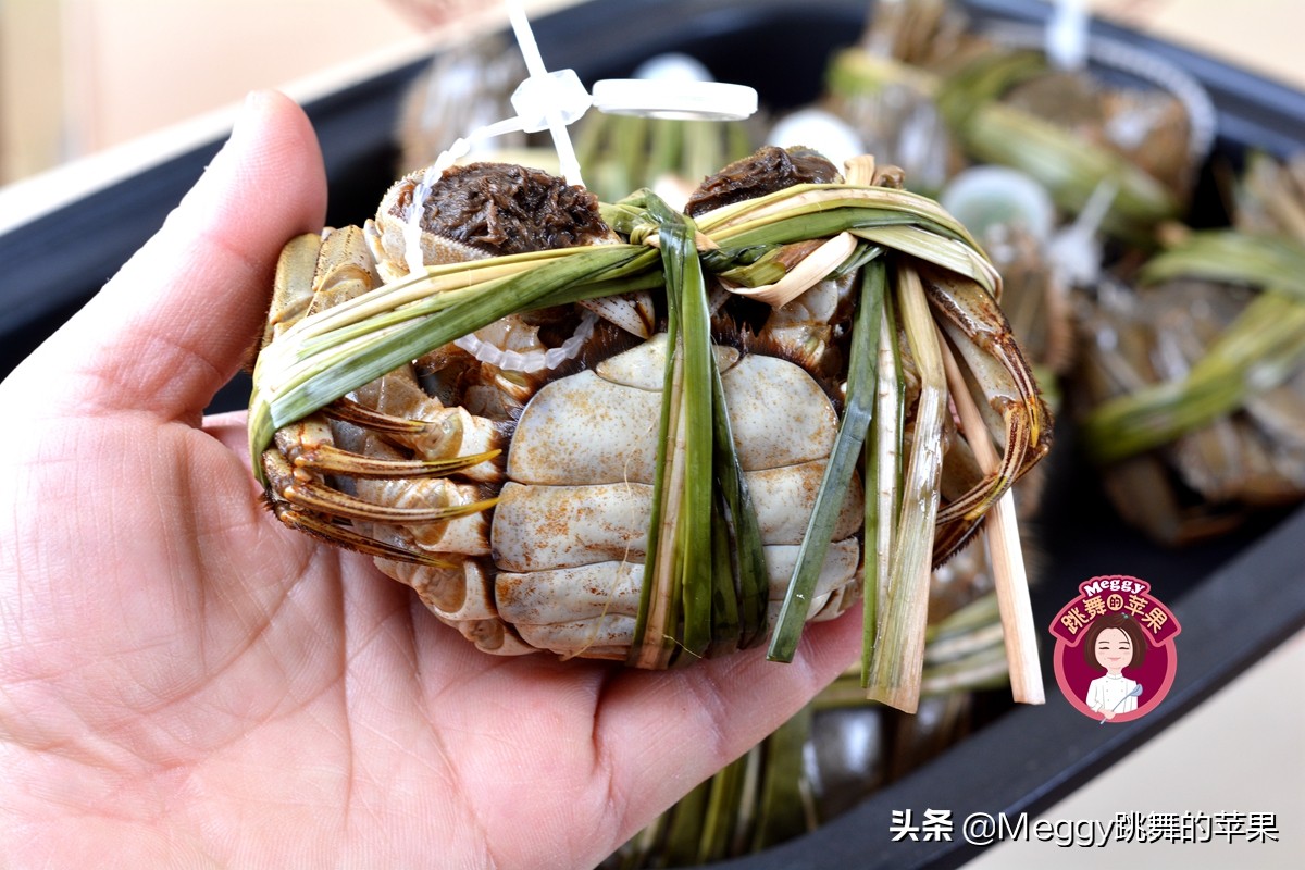 大闸蟹最省事简单的做法，行家吃货只爱这一种，黄满膏肥味儿正