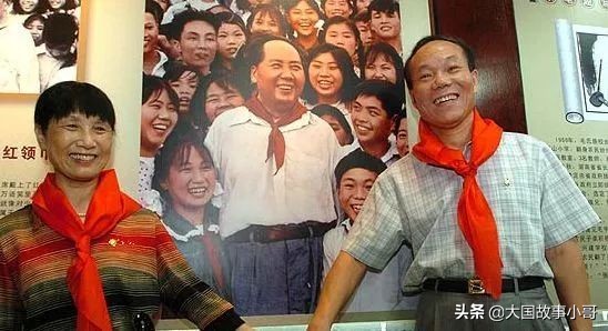 给毛主席戴红领巾并合影的两少年，后来结为伉俪晚年“家藏万贯”