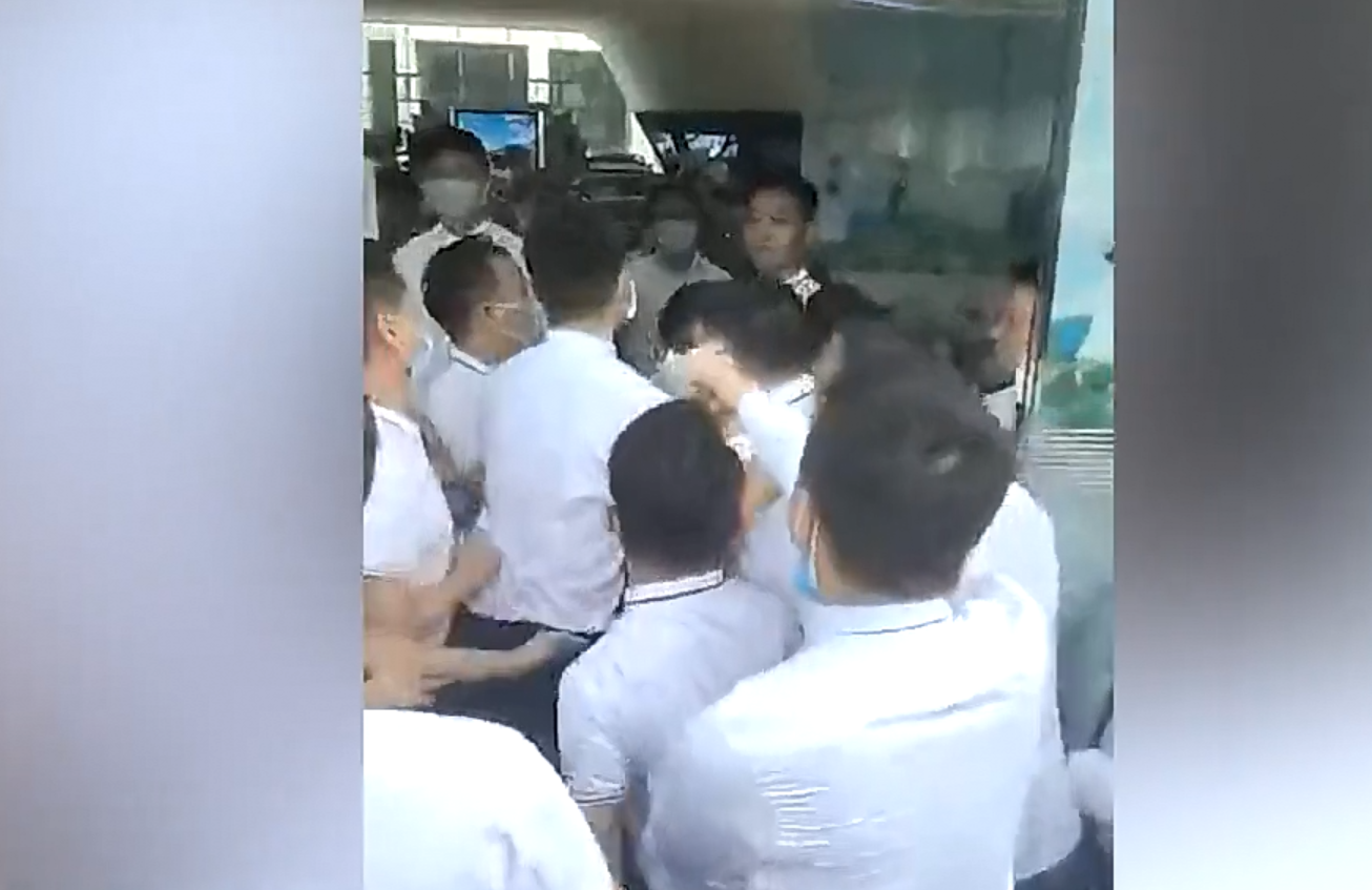 网曝奥迪4S店销售人员群殴客户，店员：客户先动手，我们上去拉架，警方已介入