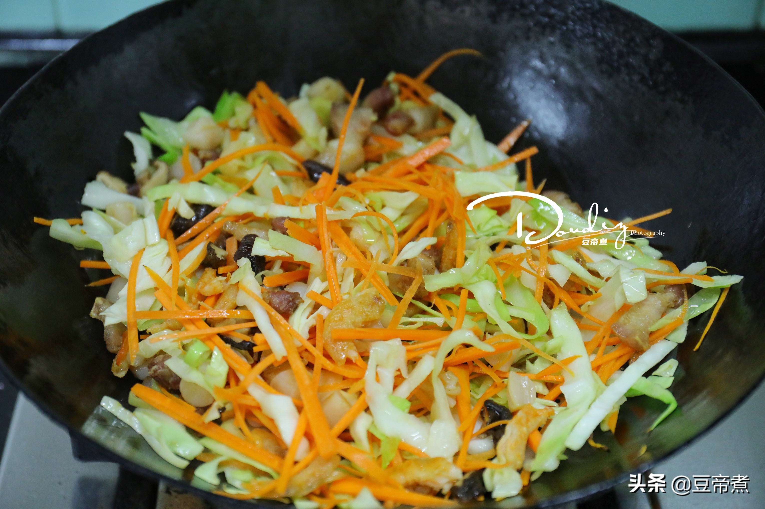 炒个粉发朋友圈获赞无数，网友：料多味美，一看就好吃，想去蹭饭