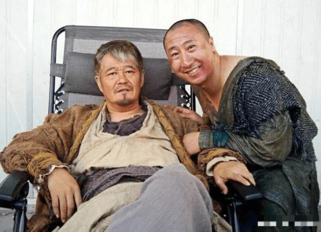 50岁时因月仙的交通事故去世，在《乡下的爱》中有6位演员因病或意外去世。