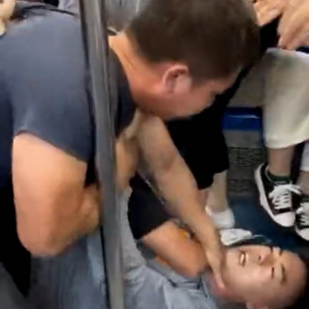 北京 拳击比赛(火爆！北京地铁上演双打拳击赛，篮球选手被抱摔锁喉还有女伴助阵)