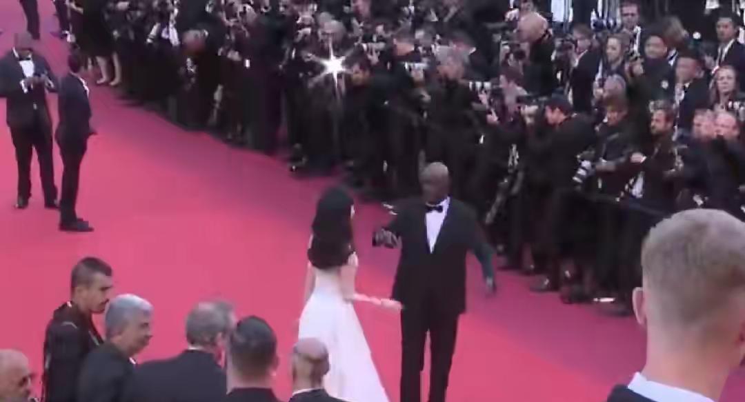 10位戛纳红毯上的国内女星：有人手握作品艳压，有人蹭拍走光出丑