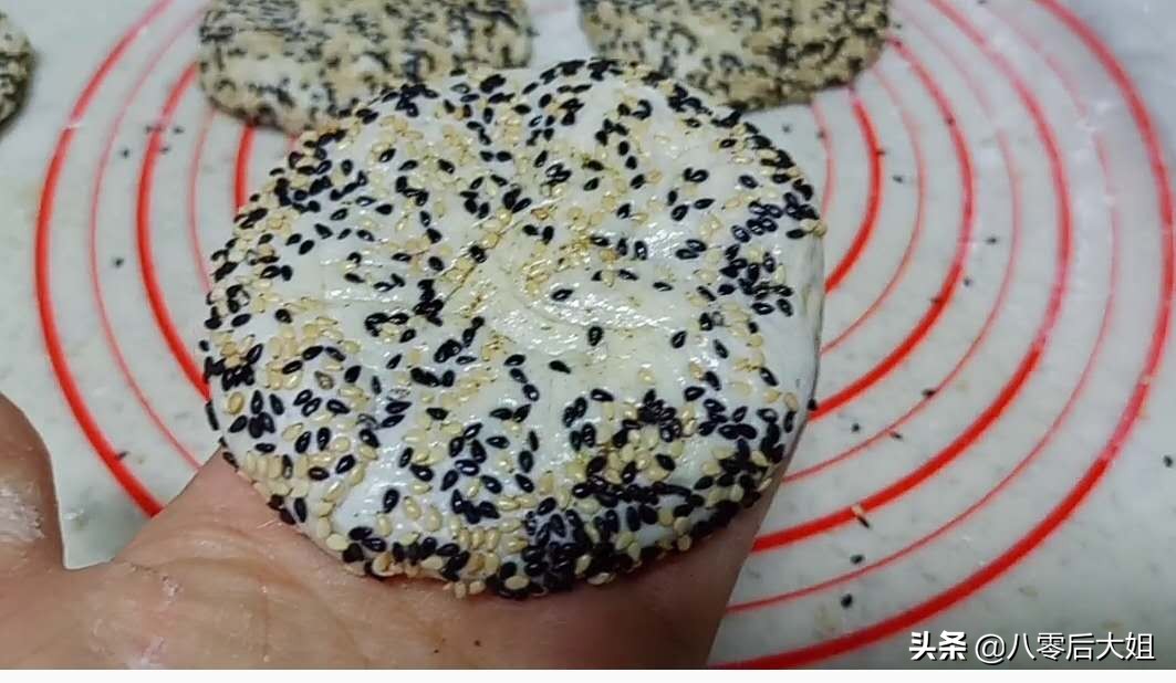 咸煎饼的做法和配方（手把手教你做咸煎饼好吃还不腻）