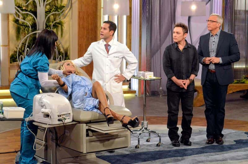 16岁少女嫁51岁恋童演员，节目被逼秀胸遭网暴骂“荡妇”