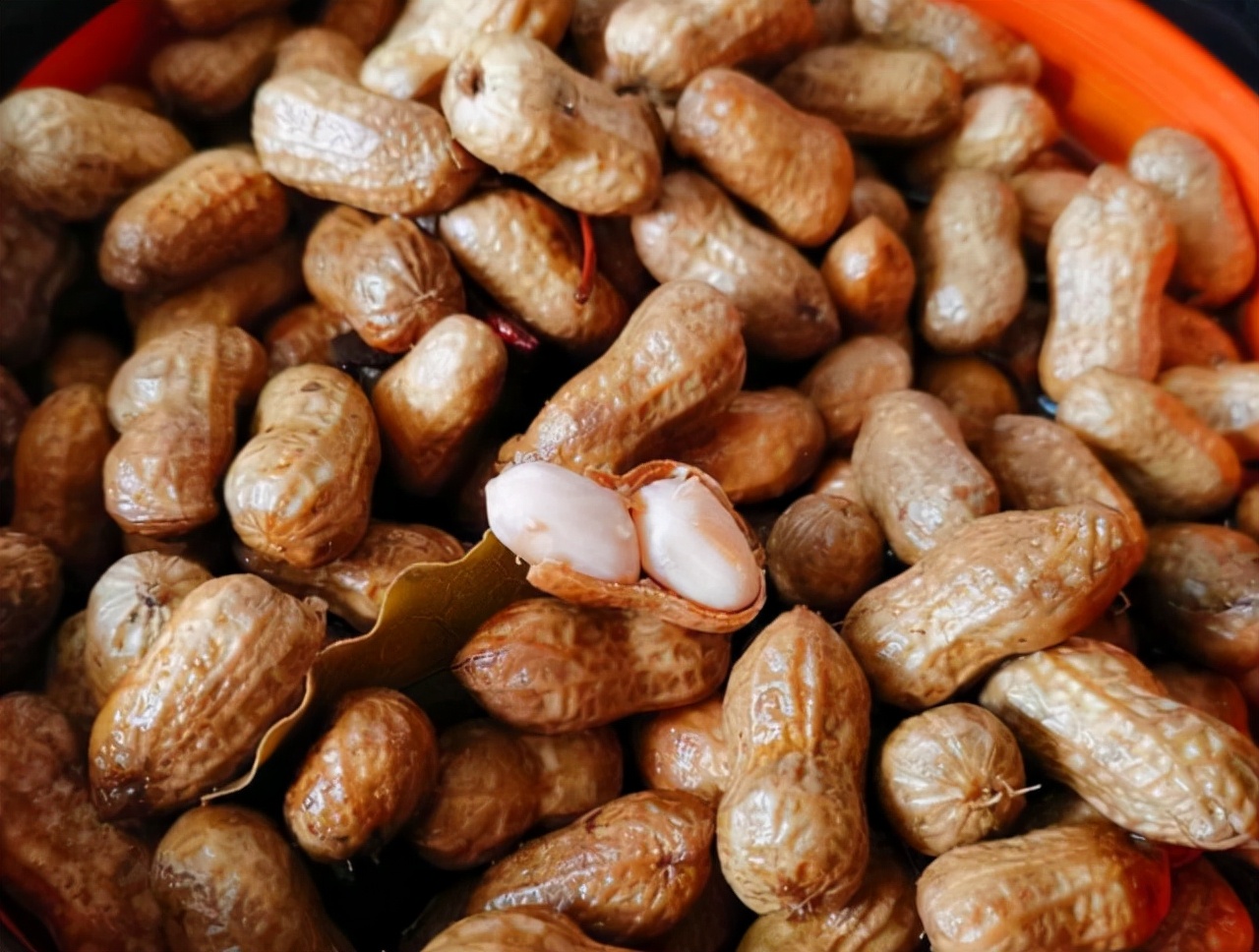 生花生和熟花生，哪个更营养？提醒：5类人最好少碰，别不当回事