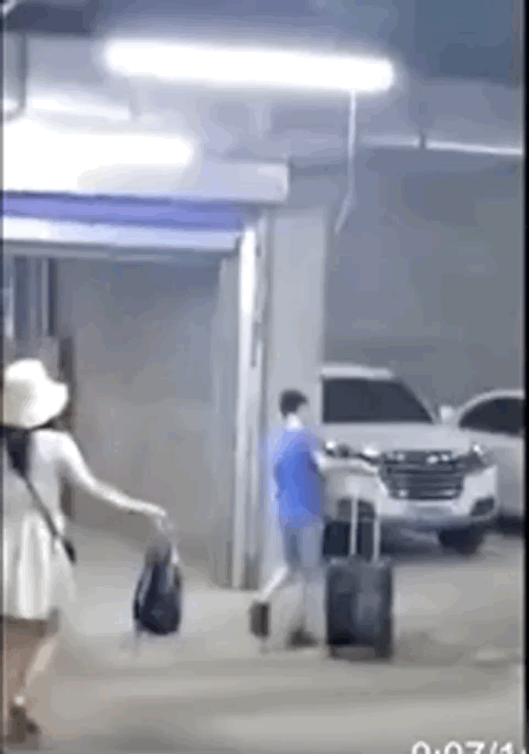 开学啦！现场多图预警：妈趴窗，爹爬墙，脸贴地！场面过于欢乐