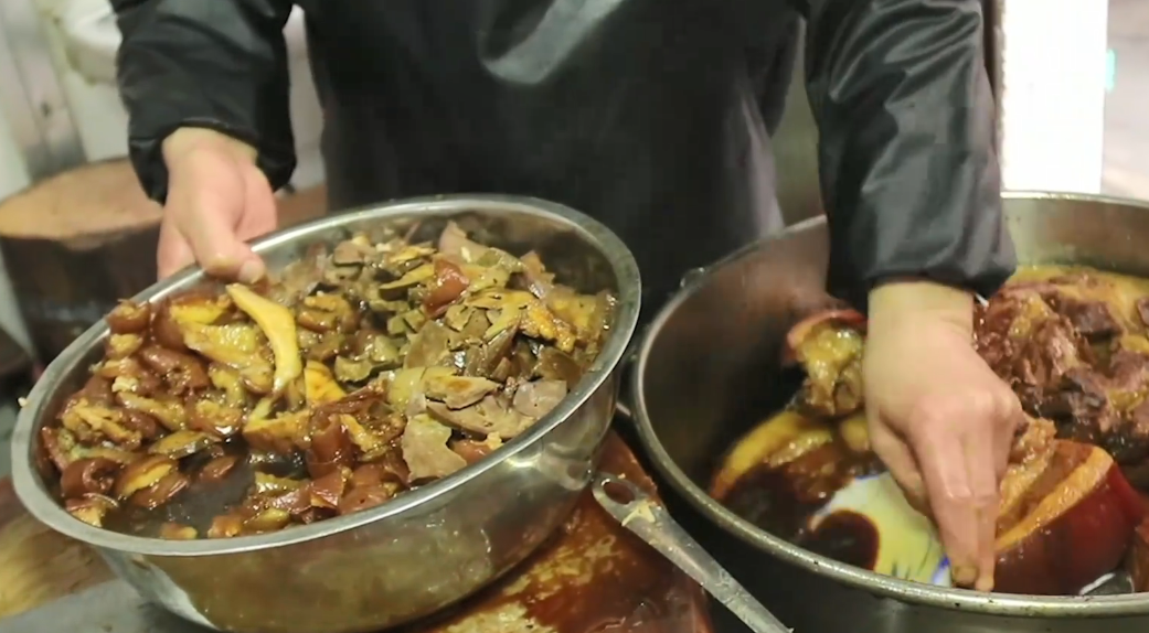 成都厕所旁的小破店，只有三道菜火了30年，米饭1元一份随便吃