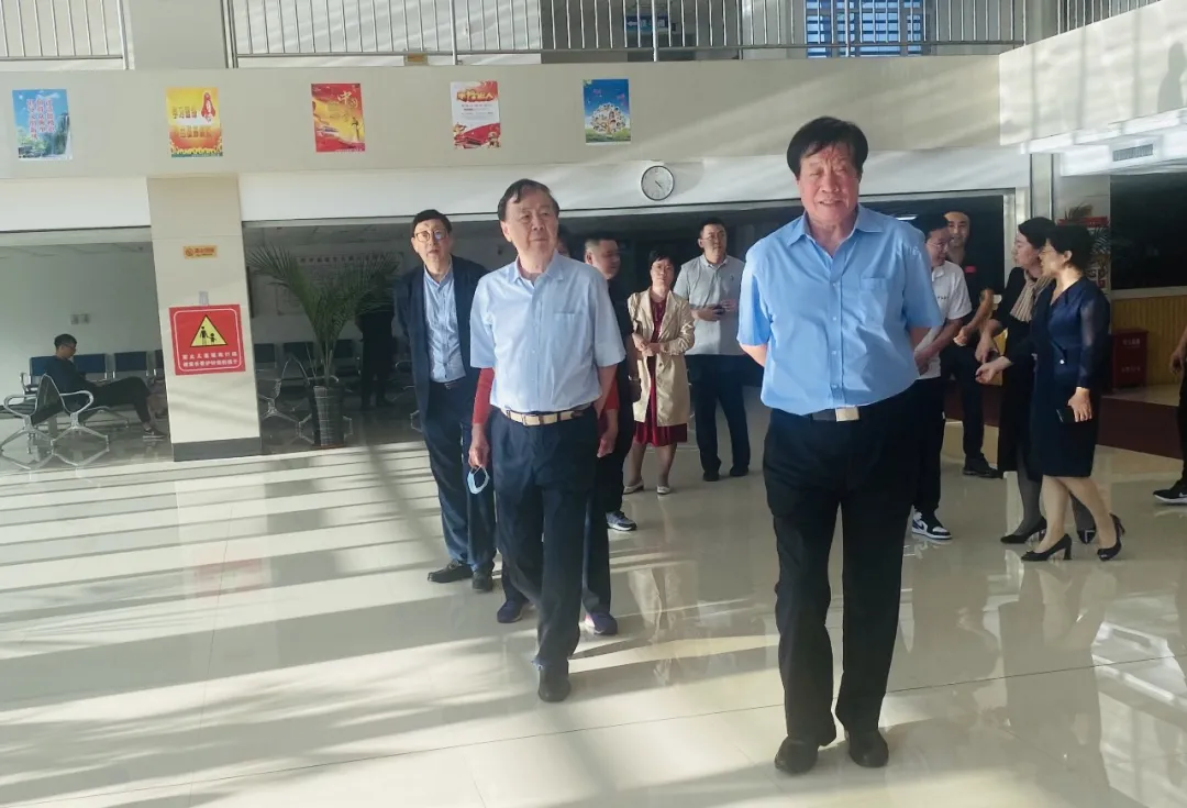 原中国奥委会主席、国家体育总局局长袁伟民同志到辽阳中奥健身大厦莅临指导