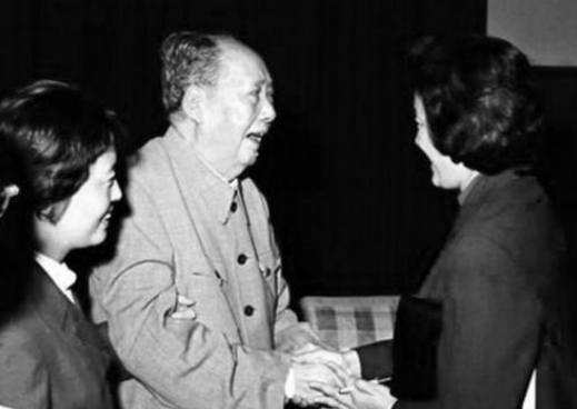 张玉凤回忆1976年：周恩来、朱德接连去世，毛主席一个人默默流泪