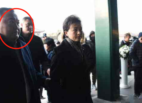 杨澜24岁儿子罕曝光，长相俊秀像妈妈，在美国出生至今不知其姓名