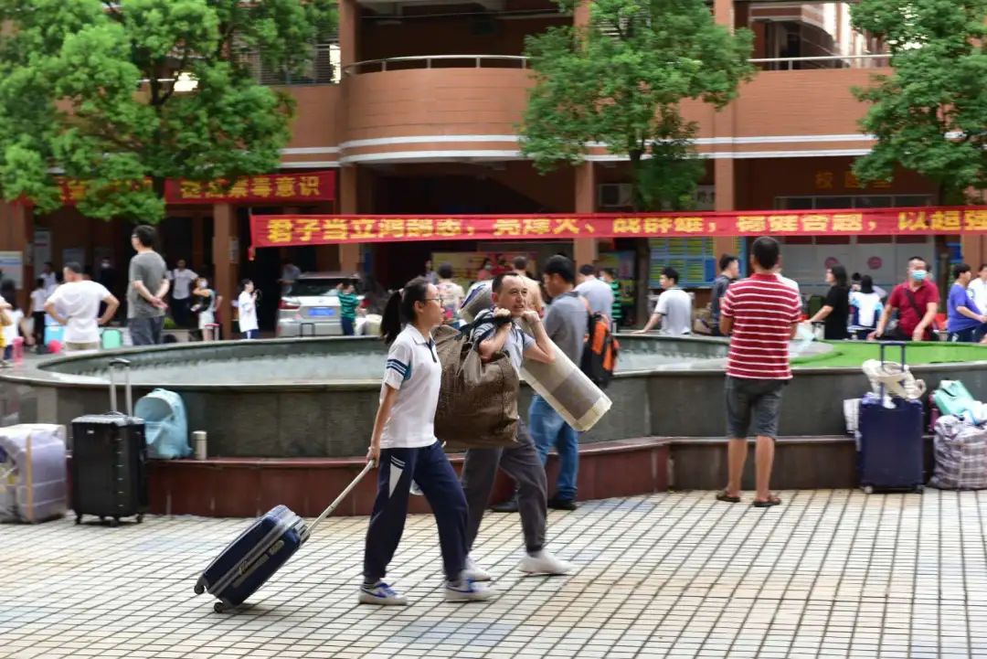 难忘老师 感恩亲人——佛山南海中学分校2020届高三学子高考凯旋