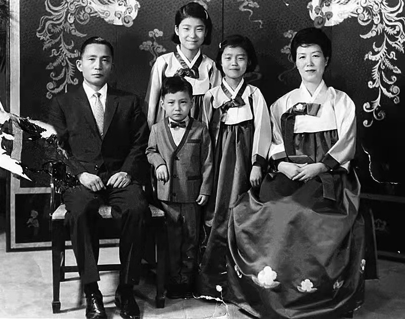 朴槿惠：当总统仅4年却入狱22年，妹妹朴槿令曾是她最大绊脚石