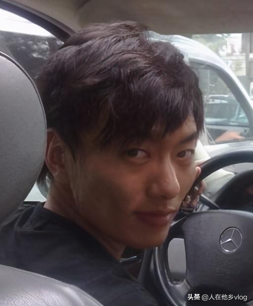 网络热传图片 一男子自称我爸是李刚引发关注