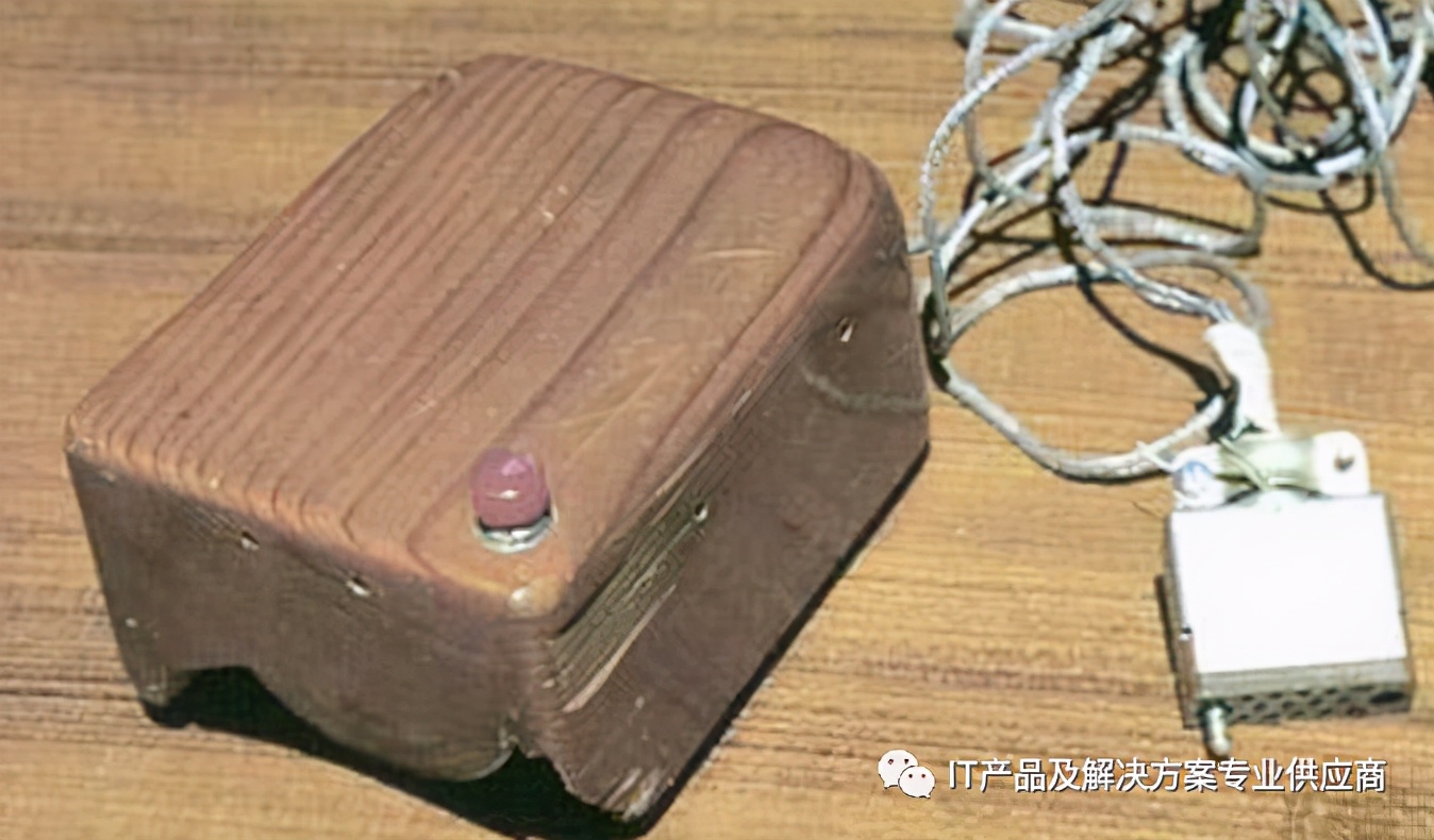 90年代初的电脑都没有鼠标,只有一个键盘,都是dos命令行操作,鼠标好像