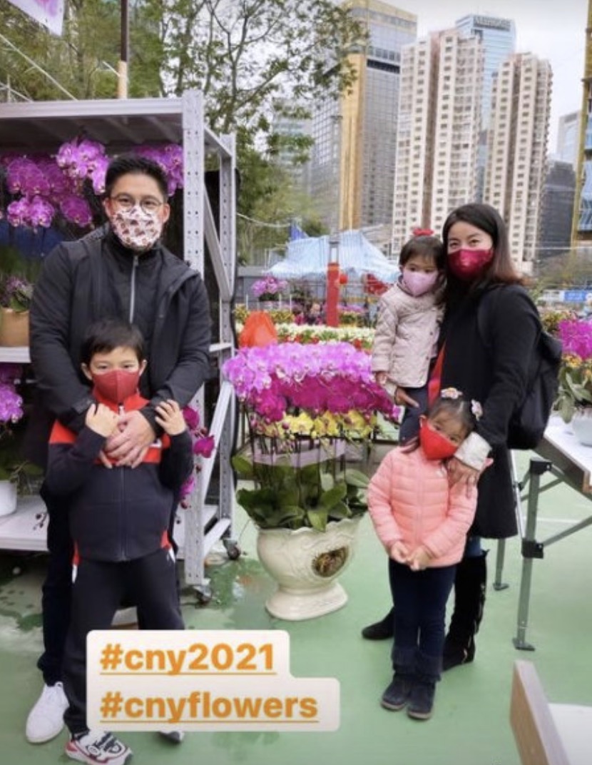 晶刚夫妇参加亲子活动，开合跳很卖力，郭晶晶搭霍启刚肩膀好甜蜜