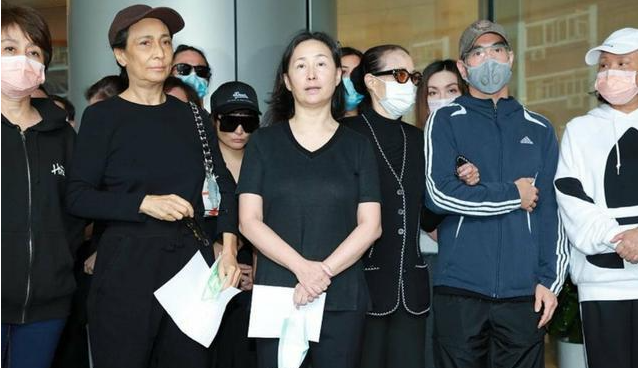 何超欣考上清华研究生，王文也晒恋爱高甜，映射出名媛们的小时代