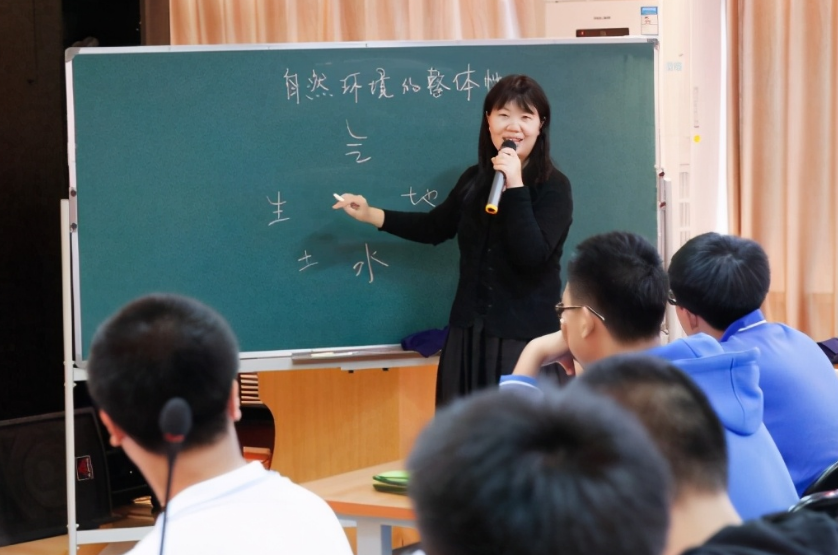 两封在职教师的“辞职信”，让人惋惜的同时，也感受到现实的残酷