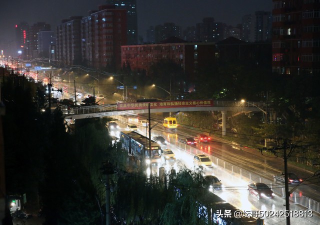 秋夜雷雨，声声入耳，风雨交加，静静地听：雨声阵阵，雷声滚滚