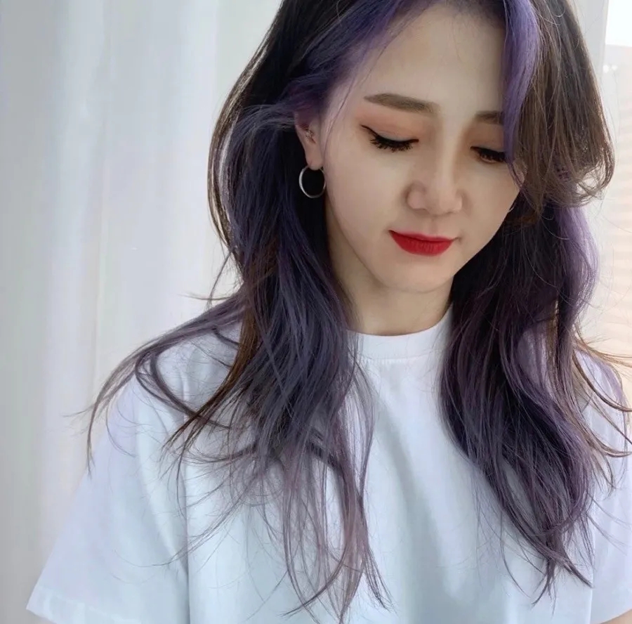 杨超越的"挂耳染"太好看了,低调也时髦,夏天想染发的女生必看