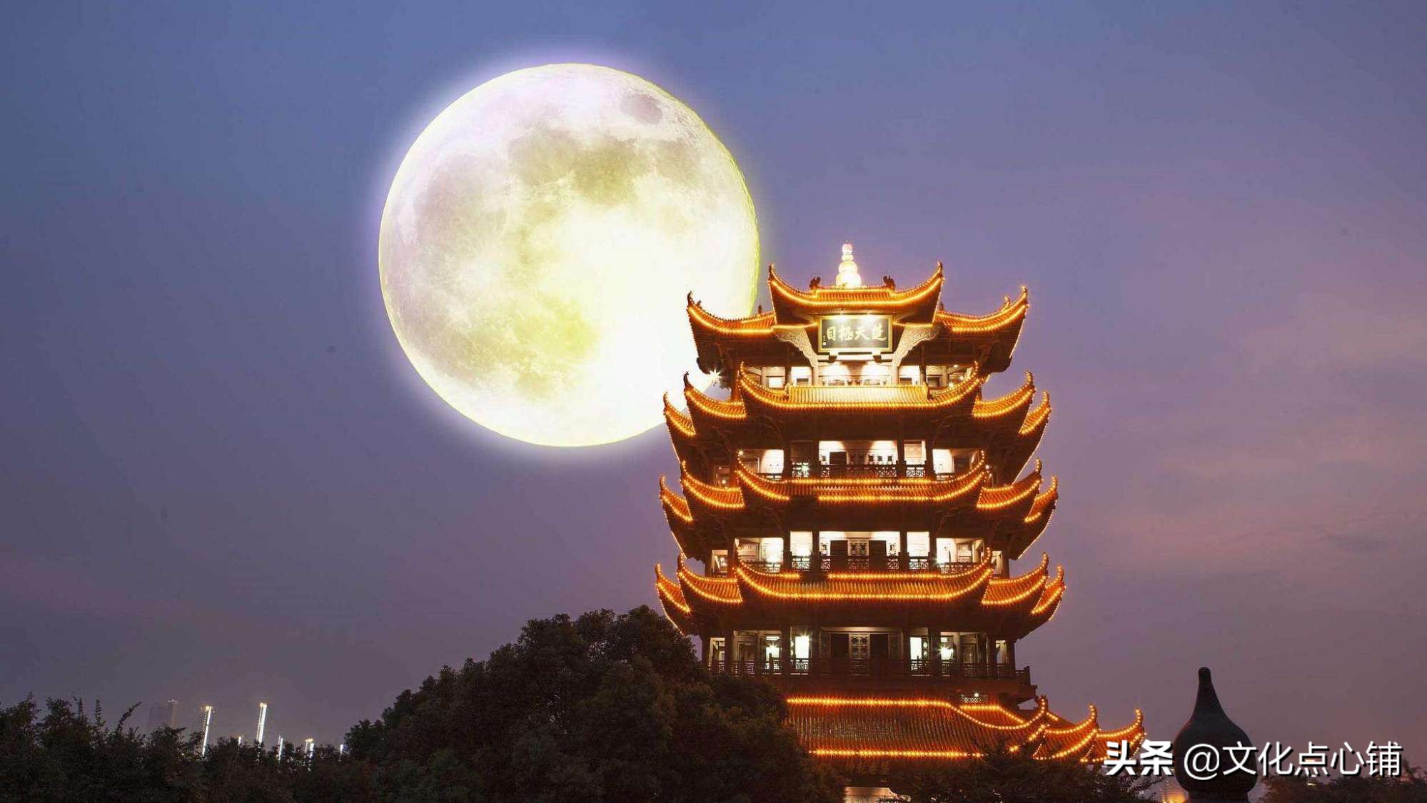 杜甫最被困长安，孤身一人思家心切，满腹愁绪化为一首千古名作