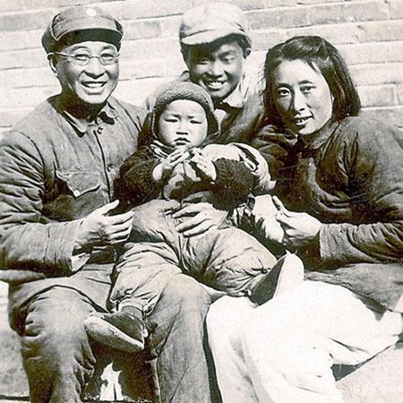 陈赓妻子王根英32岁被日军残害，陈赓重病痛哭，为她守节并合葬