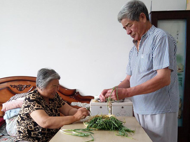 妻子新婚后瘫痪，丈夫悉心照顾43年，曹振英和王世所的神仙爱情