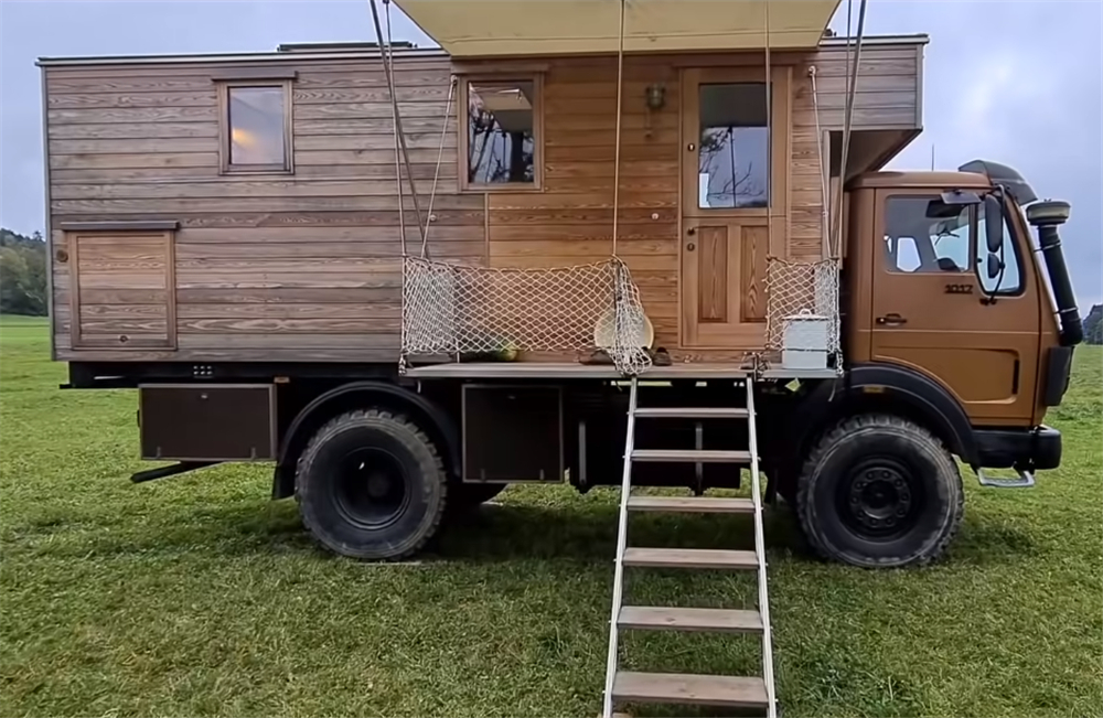 一家四口住进废旧卡车,将12㎡车厢变成蜗居,网友:也太牛了