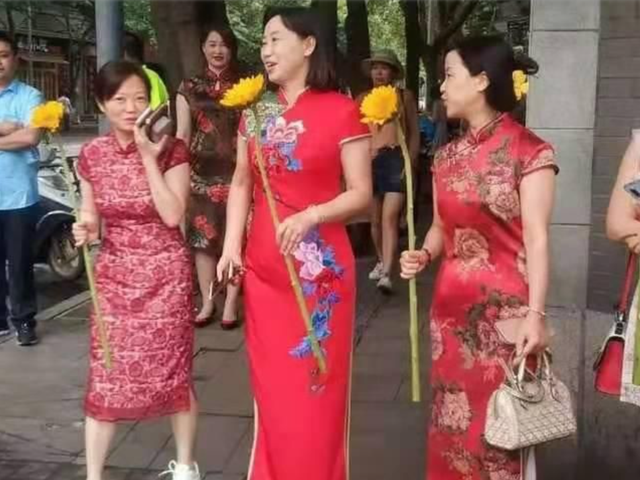 高考“旗开得胜”的宝爸火了，妈妈们集体认输，网友：艳压