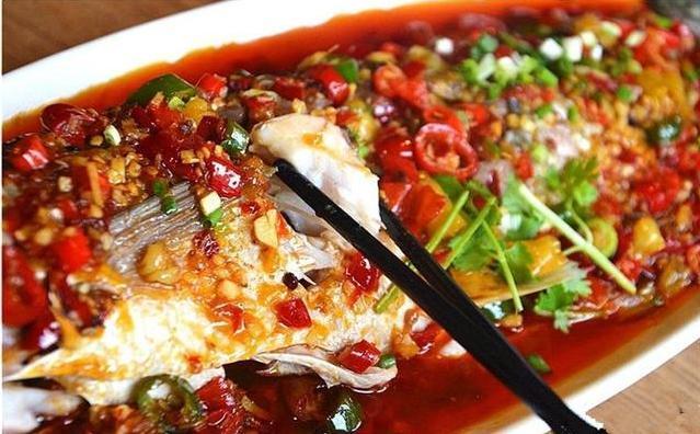 美食推荐：酱汁鱼，油激包菜，豆皮金针菇的做法