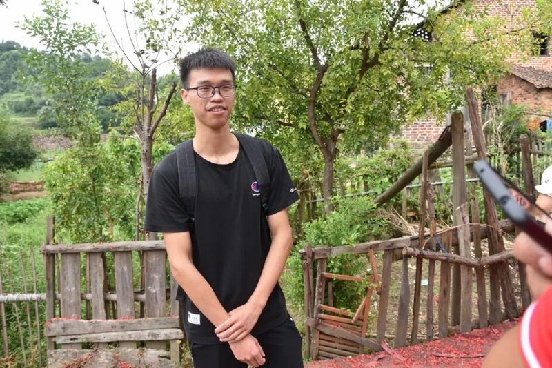 湖南小伙初中时300多名，高三进入年级前20名，今年高考647分