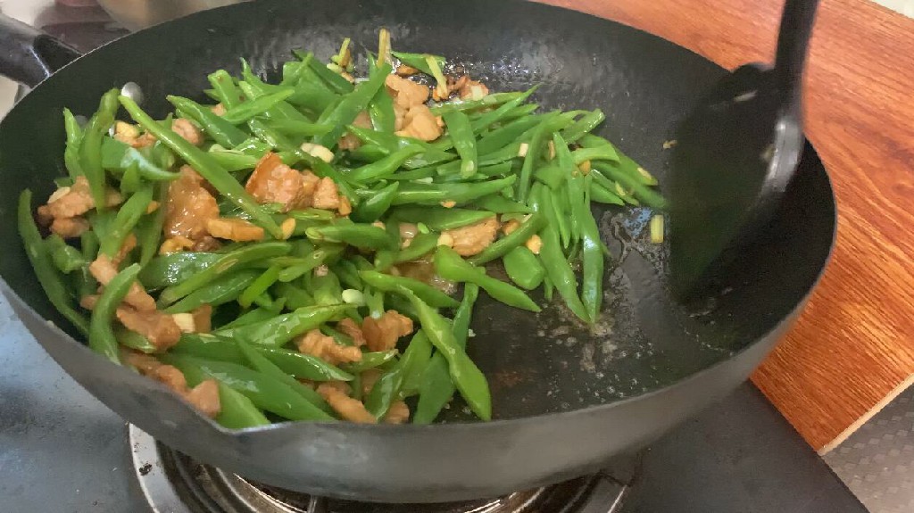 在家炒豆角难熟？大厨教你正确做法，保证豆角不夹生，鲜嫩又入味