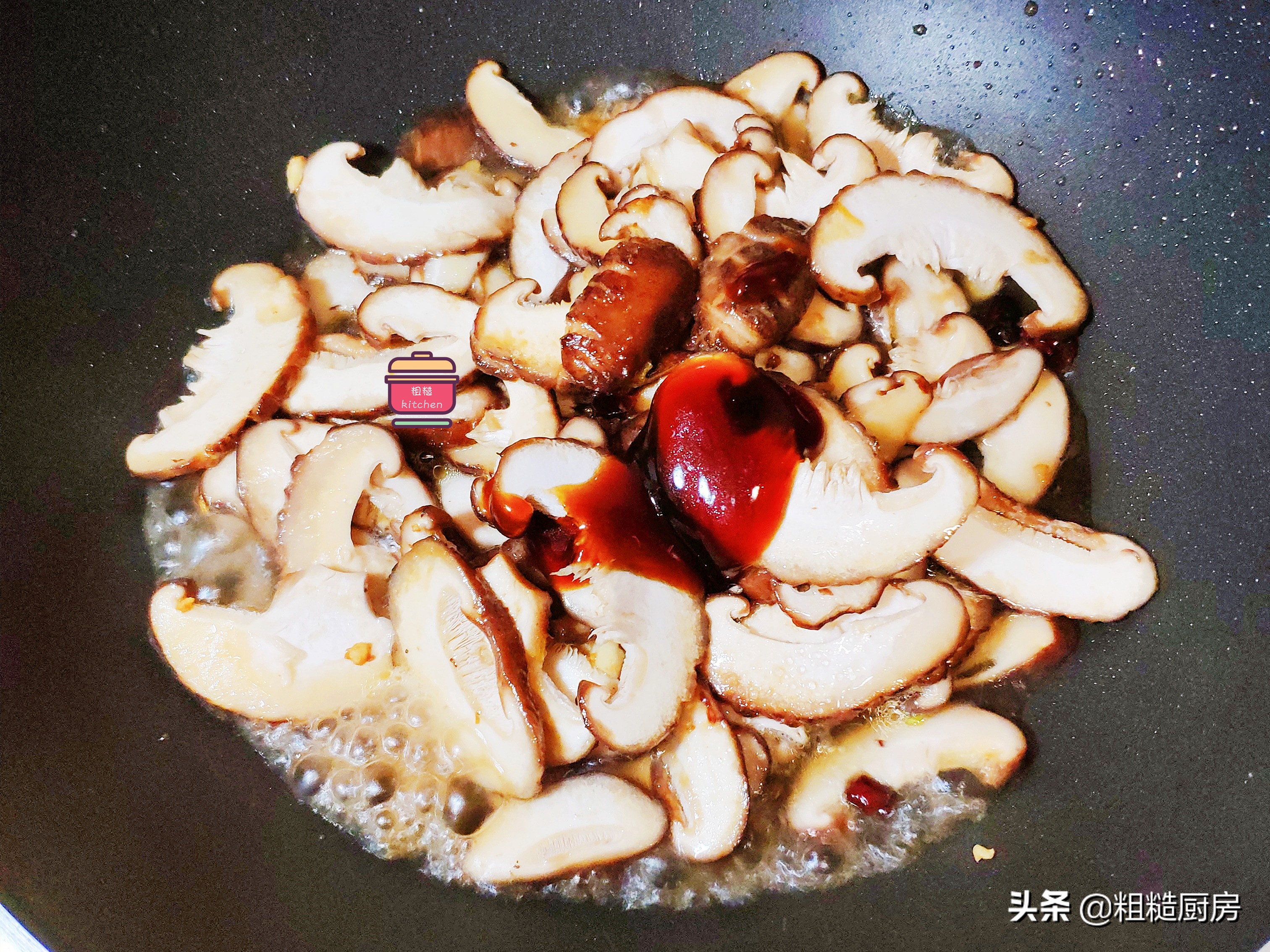 香菇这样做给肉都不换，滑嫩鲜香真下饭，5块钱炒一盘，简单美味