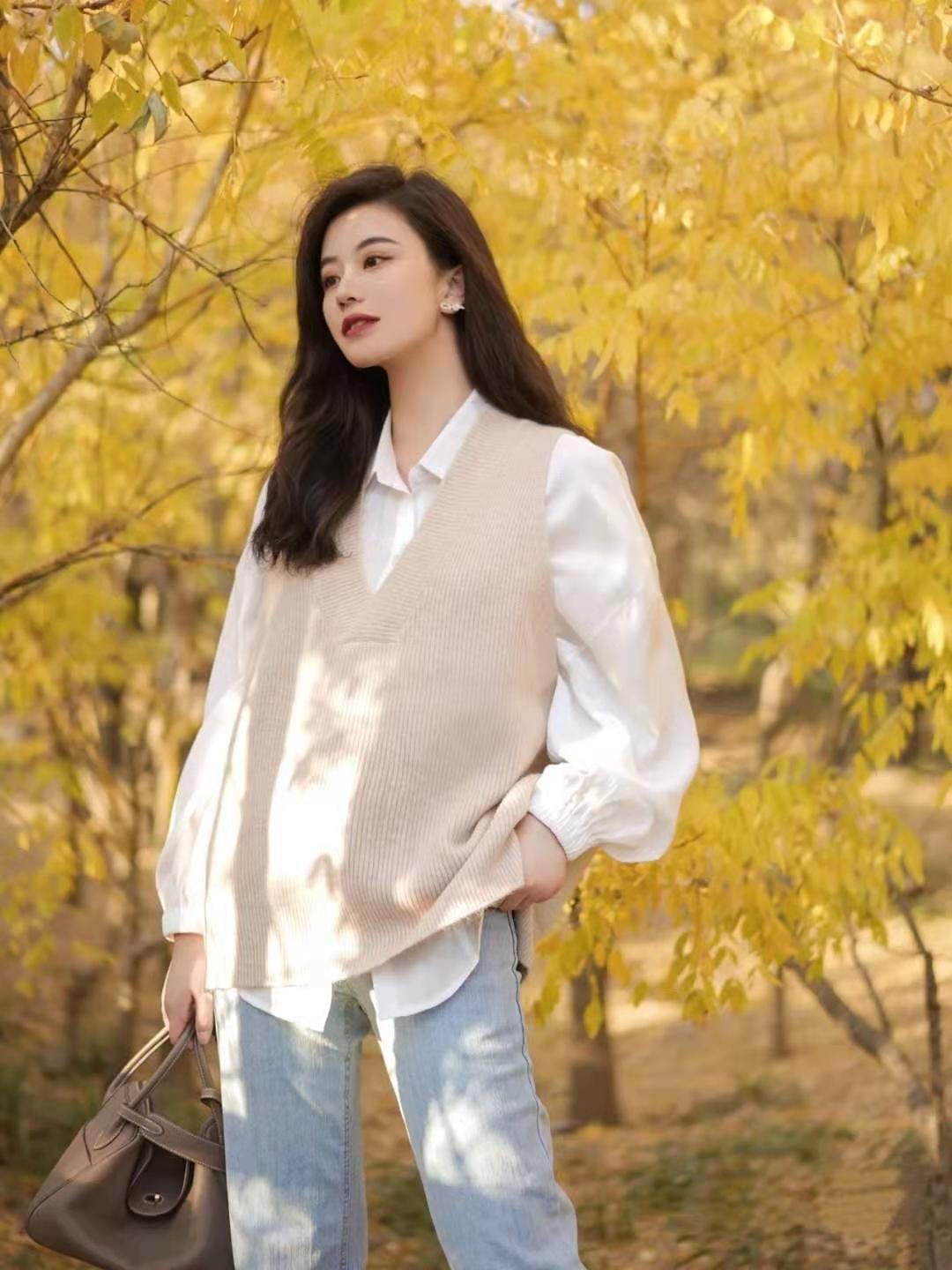 春暖花开，学会“米色+蓝色”的穿搭套路，上身很美