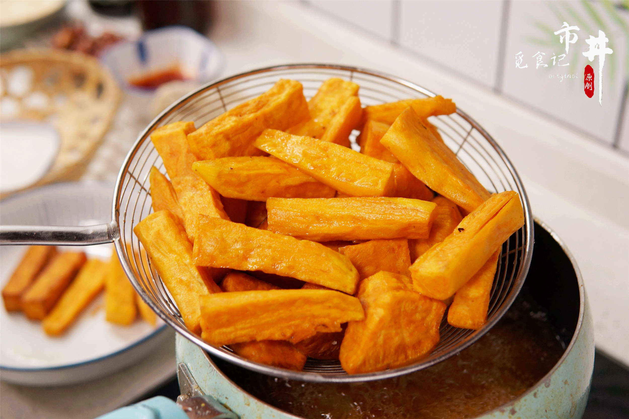 第二步:锅中加入适量的油,油温5成热,加入切好的红薯条,小火慢炸,炸至