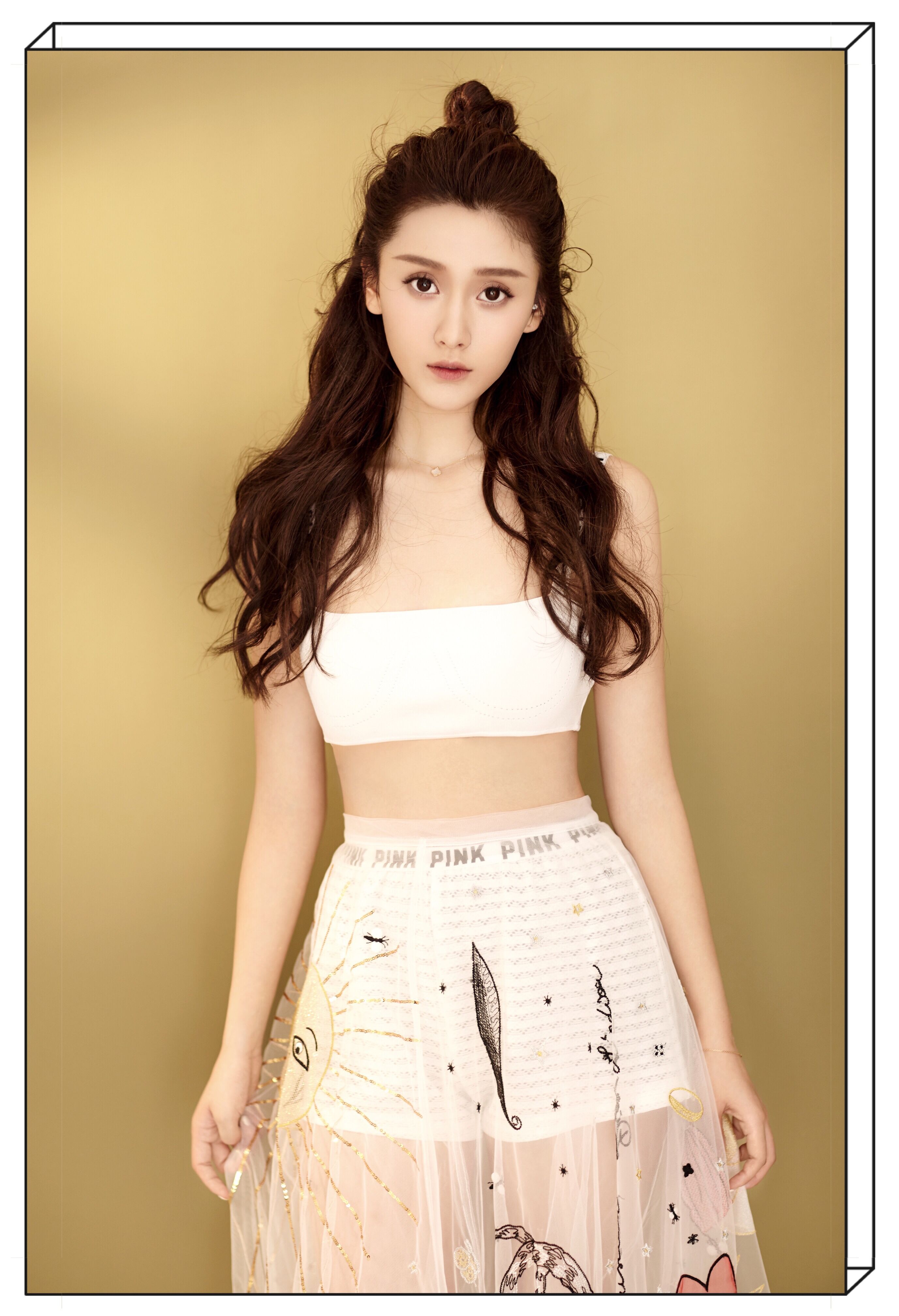 《巴啦啦小魔仙》中的贝贝王子璇,长大以后也太美了!裹胸超惊艳