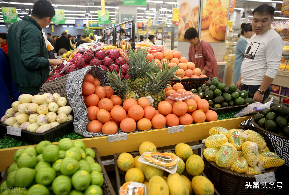 超市的水果区,显眼位置经常摆放着切好的西瓜,芒果,看着品相非常好