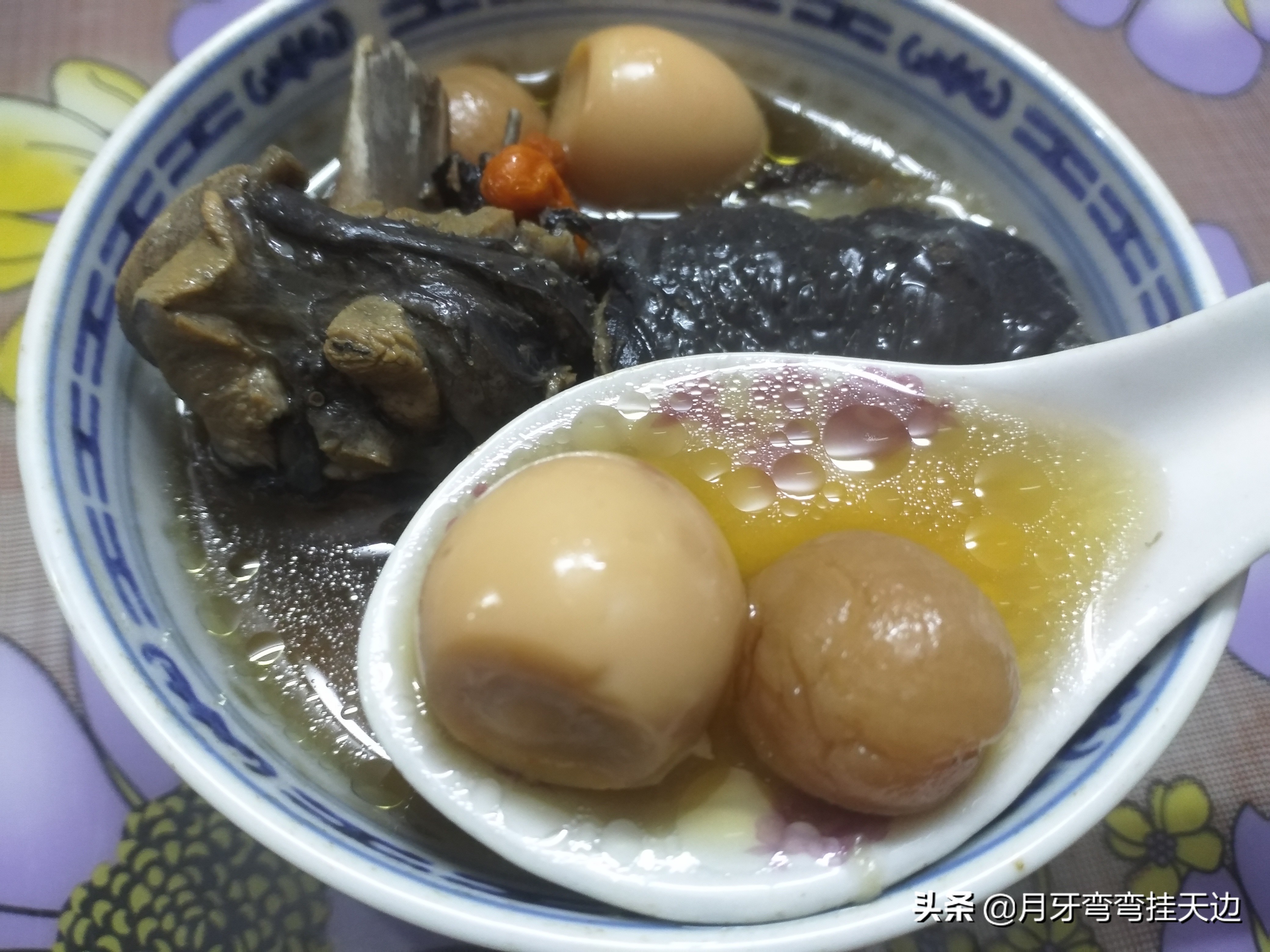 乌鸡炖汤这样做，汤色清亮补而不燥，做法简单，老人小孩特别爱喝